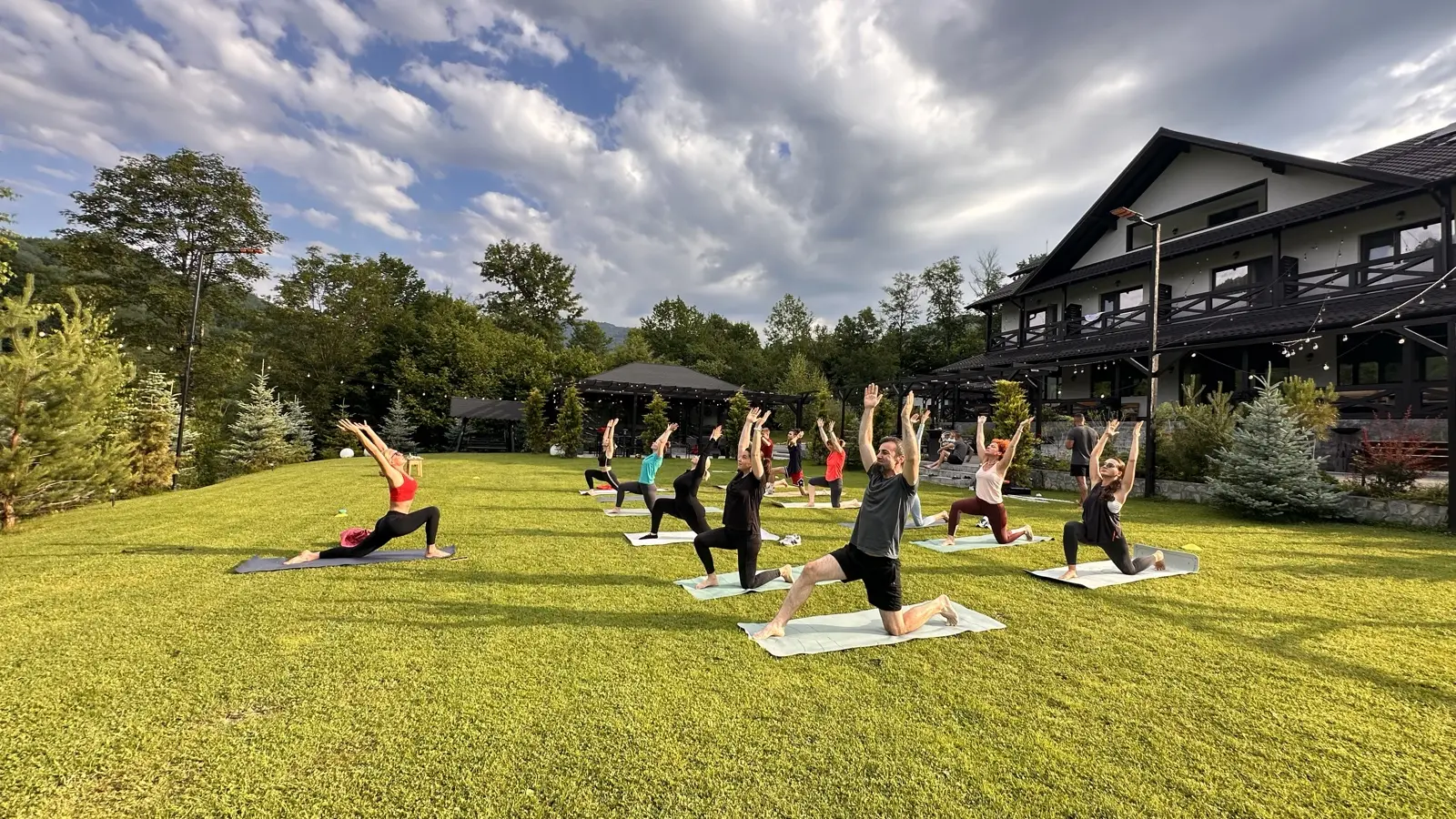 Sesiune de stretching pe saltele, în aer liber