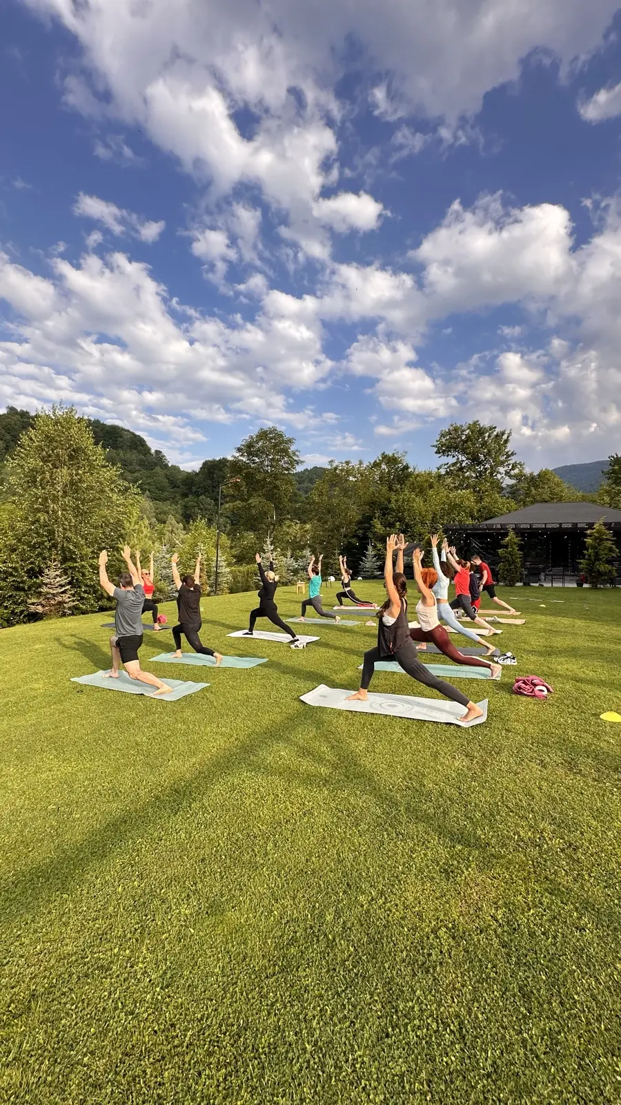 Yoga în aer liber pe pajiște, sub cerul senin