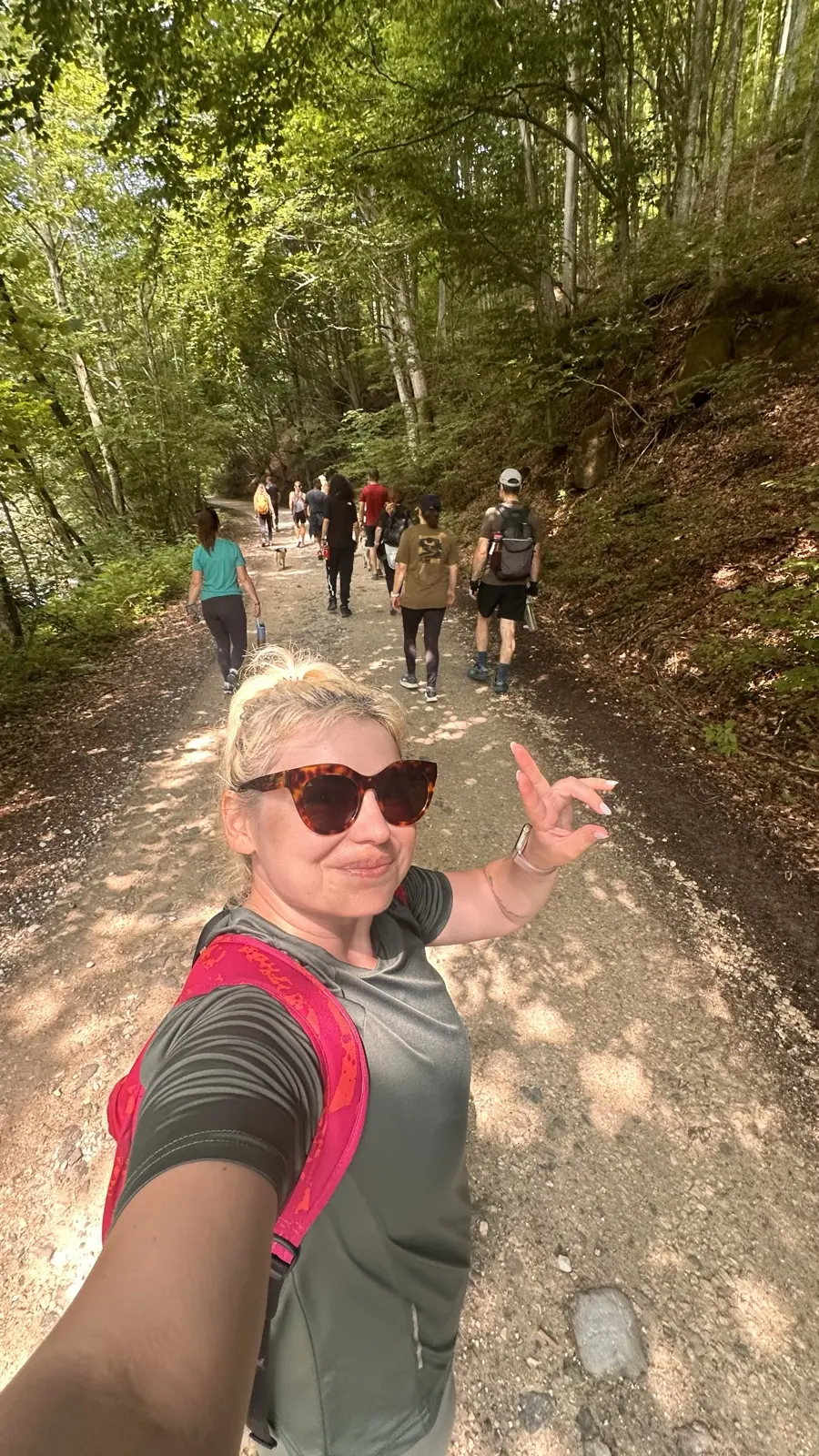 Participantă făcând un selfie în timpul drumeției montane