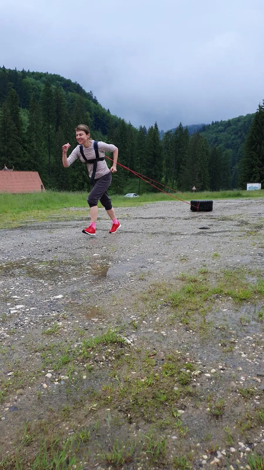 Exercițiu de alergare cu rezistență la bootcampul RESET 360, lângă Sinaia