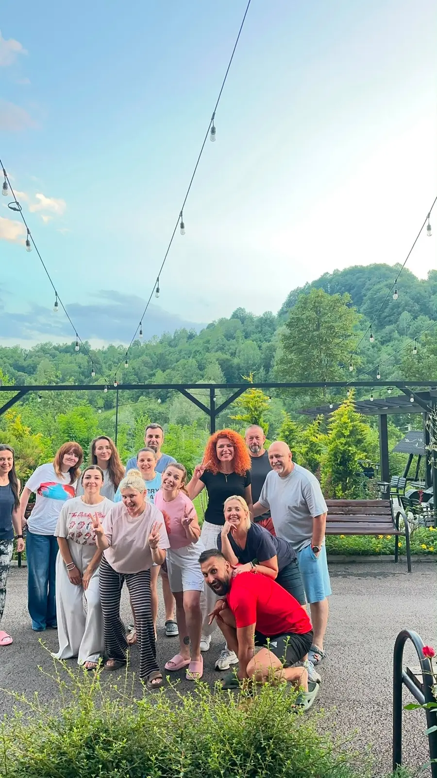 Fotografie de grup cu participanții RESET 360, pe terasă